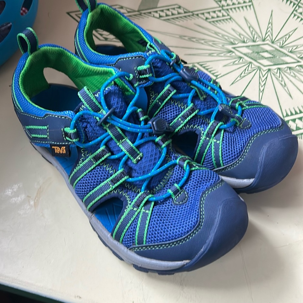 Gently used teva sandals